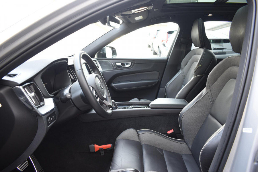 Volvo XC60 T6 350PK Automaat Plug-in hybrid AWD R-Design / Navigatie / Luchtvering / 360 Camera / Adaptieve Cruise Control / Schuif-kanteldak / Head-up Display / Stuurverwarming / Stoelverwarming v+a / Elektr. Achterklep / Elektr. Trekhaak / Elektr. sstoelen met geheugen