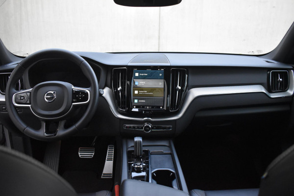 Volvo XC60 T6 350PK Automaat Plug-in hybrid AWD R-Design / Navigatie / Luchtvering / 360 Camera / Adaptieve Cruise Control / Schuif-kanteldak / Head-up Display / Stuurverwarming / Stoelverwarming v+a / Elektr. Achterklep / Elektr. Trekhaak / Elektr. sstoelen met geheugen