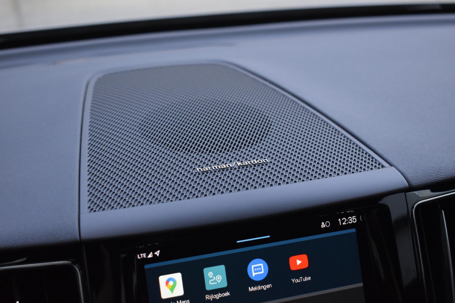 Volvo XC60 T6 350PK Automaat Plug-in hybrid AWD R-Design / Navigatie / Luchtvering / 360 Camera / Adaptieve Cruise Control / Schuif-kanteldak / Head-up Display / Stuurverwarming / Stoelverwarming v+a / Elektr. Achterklep / Elektr. Trekhaak / Elektr. sstoelen met geheugen