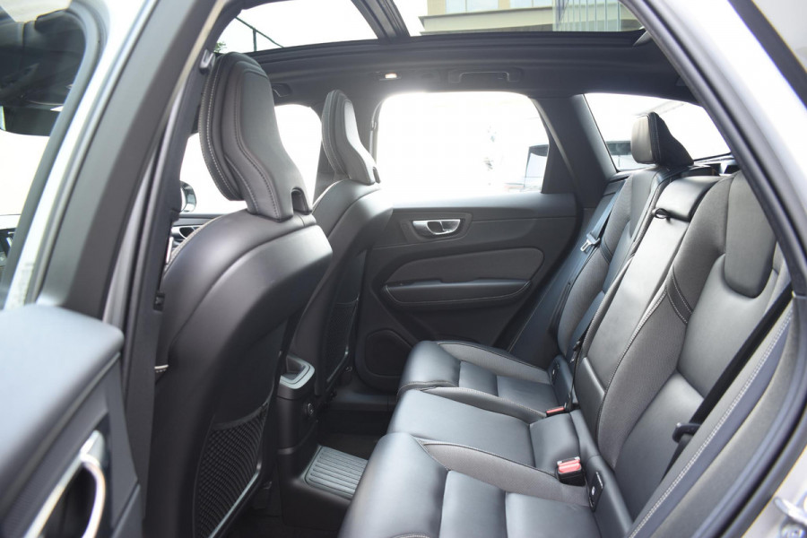 Volvo XC60 T6 350PK Automaat Plug-in hybrid AWD R-Design / Navigatie / Luchtvering / 360 Camera / Adaptieve Cruise Control / Schuif-kanteldak / Head-up Display / Stuurverwarming / Stoelverwarming v+a / Elektr. Achterklep / Elektr. Trekhaak / Elektr. sstoelen met geheugen