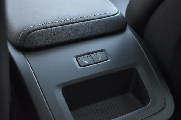 Volvo XC60 T6 350PK Automaat Plug-in hybrid AWD R-Design / Navigatie / Luchtvering / 360 Camera / Adaptieve Cruise Control / Schuif-kanteldak / Head-up Display / Stuurverwarming / Stoelverwarming v+a / Elektr. Achterklep / Elektr. Trekhaak / Elektr. sstoelen met geheugen