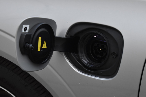 Volvo XC60 T6 350PK Automaat Plug-in hybrid AWD R-Design / Navigatie / Luchtvering / 360 Camera / Adaptieve Cruise Control / Schuif-kanteldak / Head-up Display / Stuurverwarming / Stoelverwarming v+a / Elektr. Achterklep / Elektr. Trekhaak / Elektr. sstoelen met geheugen