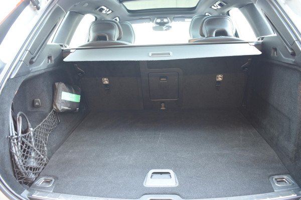 Volvo XC60 T6 350PK Automaat Plug-in hybrid AWD R-Design / Navigatie / Luchtvering / 360 Camera / Adaptieve Cruise Control / Schuif-kanteldak / Head-up Display / Stuurverwarming / Stoelverwarming v+a / Elektr. Achterklep / Elektr. Trekhaak / Elektr. sstoelen met geheugen