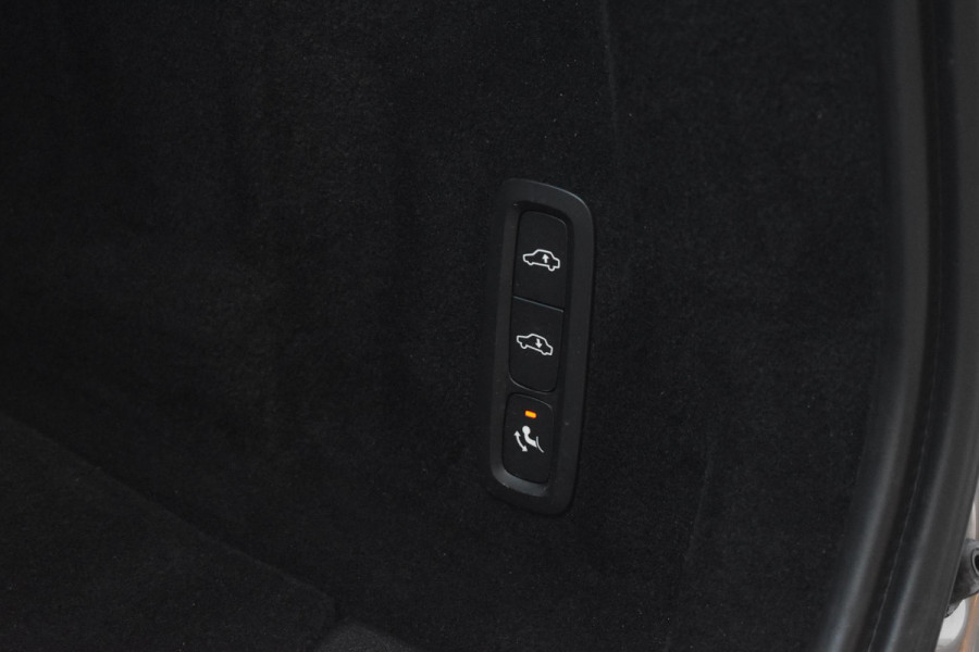 Volvo XC60 T6 350PK Automaat Plug-in hybrid AWD R-Design / Navigatie / Luchtvering / 360 Camera / Adaptieve Cruise Control / Schuif-kanteldak / Head-up Display / Stuurverwarming / Stoelverwarming v+a / Elektr. Achterklep / Elektr. Trekhaak / Elektr. sstoelen met geheugen