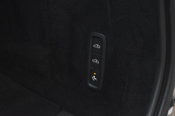 Volvo XC60 T6 350PK Automaat Plug-in hybrid AWD R-Design / Navigatie / Luchtvering / 360 Camera / Adaptieve Cruise Control / Schuif-kanteldak / Head-up Display / Stuurverwarming / Stoelverwarming v+a / Elektr. Achterklep / Elektr. Trekhaak / Elektr. sstoelen met geheugen