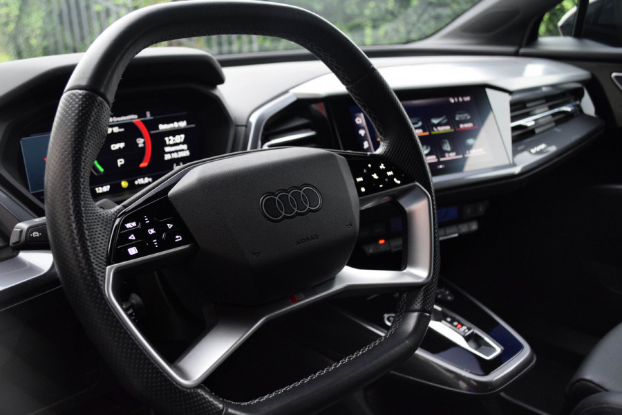 Audi Q4 e-tron 40 / 2x S-line/ Adaptive Cruise Control/ Virtual Cockpit/ Panoramadak/ 150kW (204PK) Audi Q4 e-tron 40 / 2x S-line/ Adaptive Cruise Control/ Virtual Cockpit/ Panoramadak/ 150kW (204PK)