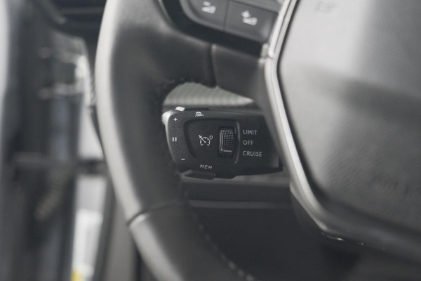 Peugeot 2008 Hybrid 136 e-DCS6 Allure | 360 Camera | Adaptieve Cruise Control | Dodehoekdetectie | Navigatie