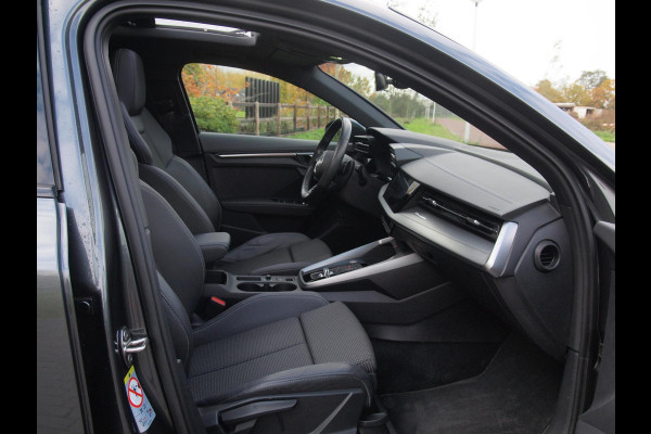 Audi A3 Sportback 35 TFSI S edition | 2X S-Line | Schuifdak | 19 Inch | Black Optic | NL-Auto | Audi A3 Sportback 35 TFSI S edition | 2X S-Line | Schuifdak | 19 Inch | Black Optic | NL-Auto |