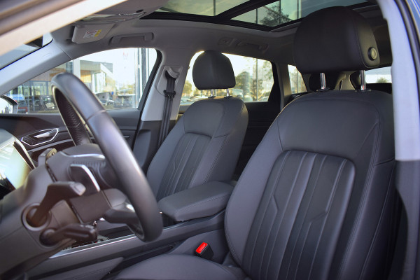 Audi e-tron 50 quattro Business edition Plus 71 kWh | Pano | Leer | Memory | Stoelverwarming Audi e-tron 50 quattro Business edition Plus 71 kWh | Pano | Leer | Memory | Stoelverwarming