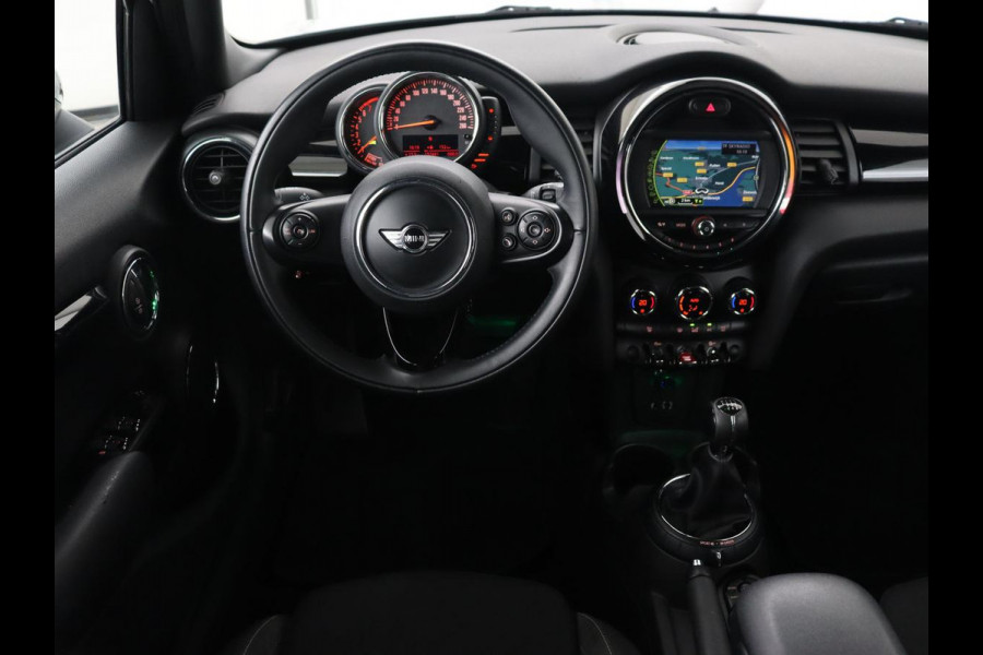 MINI Cooper 1.5 Chili Serious Business | Panoramadak | Navigatie | Cruise Control | LED koplampen | Half leder | Climate control | Parkeerhulp | Bluetooth