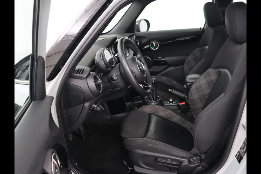 MINI Cooper 1.5 Chili Serious Business | Panoramadak | Navigatie | Cruise Control | LED koplampen | Half leder | Climate control | Parkeerhulp | Bluetooth