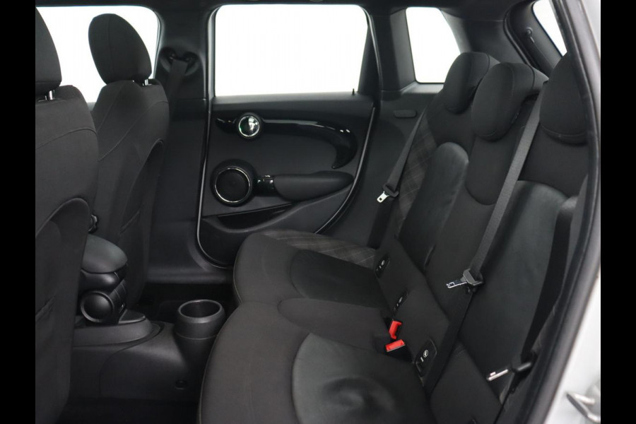 MINI Cooper 1.5 Chili Serious Business | Panoramadak | Navigatie | Cruise Control | LED koplampen | Half leder | Climate control | Parkeerhulp | Bluetooth