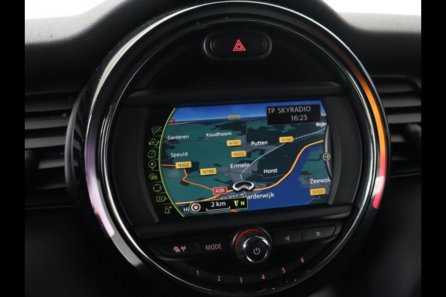 MINI Cooper 1.5 Chili Serious Business | Panoramadak | Navigatie | Cruise Control | LED koplampen | Half leder | Climate control | Parkeerhulp | Bluetooth