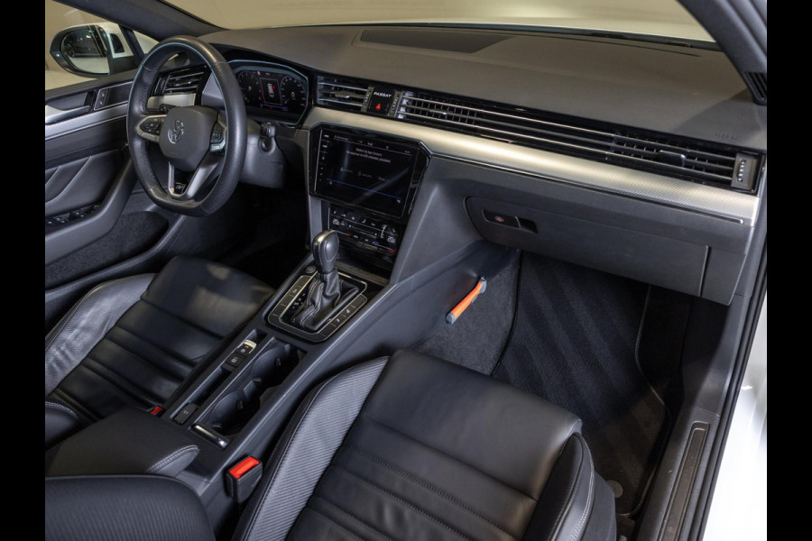 Volkswagen Passat Variant 1.5 TSI R-Line Business + / 150pk / Panorama dak / Achteruitrij camera / Stoelverwarming /