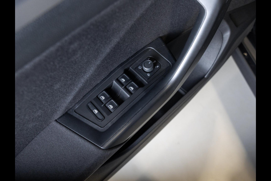 Volkswagen T-Roc 1.0 TSI Life / 110pk / Trekhaak / Achteruitrij camera / Stoelverwarming /