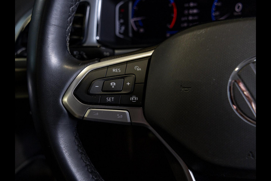 Volkswagen T-Roc 1.0 TSI Life / 110pk / Trekhaak / Achteruitrij camera / Stoelverwarming /