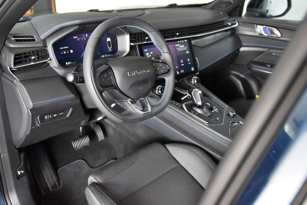 Lynk & Co 01 1.5 PHEV 261PK MY24 | Donkere hemel | 7.4 kWh boordlader | 360 Camera | S/K-panodak | Adapt. Cruise | Memory | Elek. klep | LM 20" | 1337