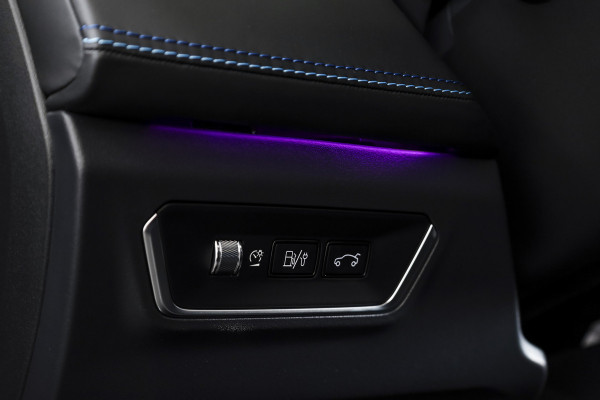 Lynk & Co 01 1.5 PHEV 261PK MY24 | Donkere hemel | 7.4 kWh boordlader | 360 Camera | S/K-panodak | Adapt. Cruise | Memory | Elek. klep | LM 20" | 1337