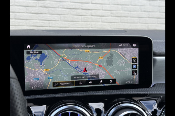 Mercedes-Benz A-Klasse 200 Business Solution AMG | Pano | Ambient Light | LED | CarPlay | 19 inch