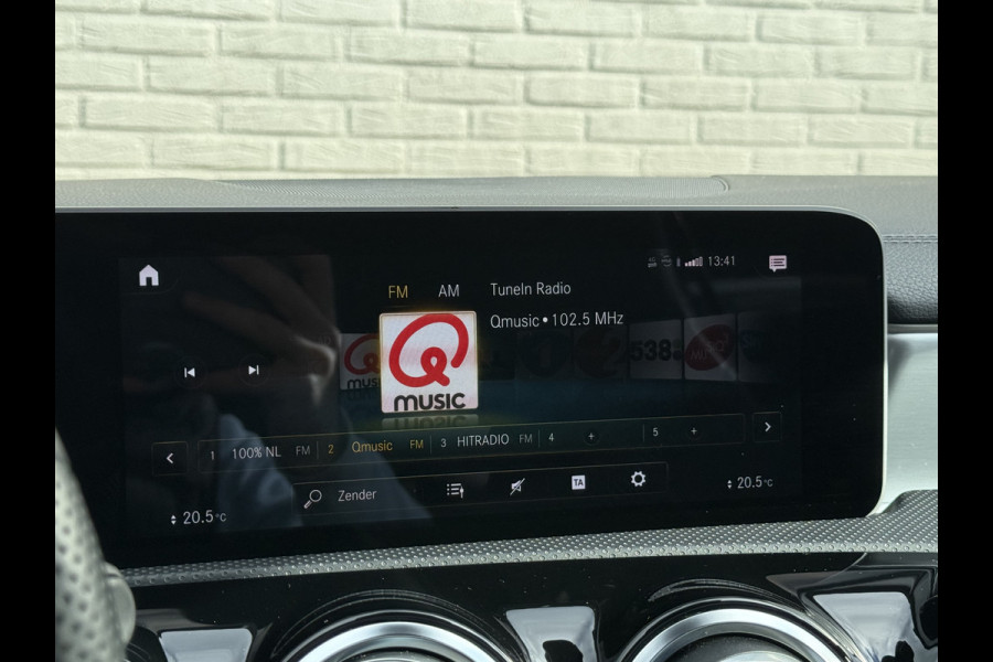 Mercedes-Benz A-Klasse 200 Business Solution AMG | Pano | Ambient Light | LED | CarPlay | 19 inch