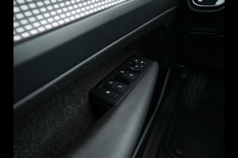 Volvo XC40 Recharge P8 AWD R-Design [ 3-Fase ] {SOH-89%} (INCL-BTW) *LEATHER-ALCANTARA | DIGI-COCKPIT | FULL-LED | PREMIUM-AUDIO | TOP-VIEW | CARPLAY | NAVI-FULLMAP | ECC | PDC | KEYLESS | HEATED-SPORTSEATS | BLIS | PRIVACY-GLASS | TOWBAR | 19 "ALU