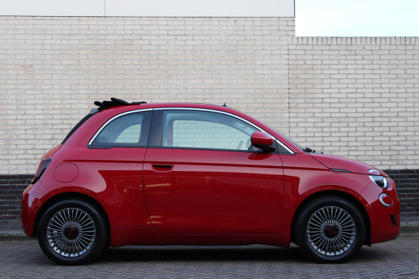 Fiat 500 RED 42 kWh | Navigatie | Winterpack | Red edition Actieweken 1 t/m 15 november!