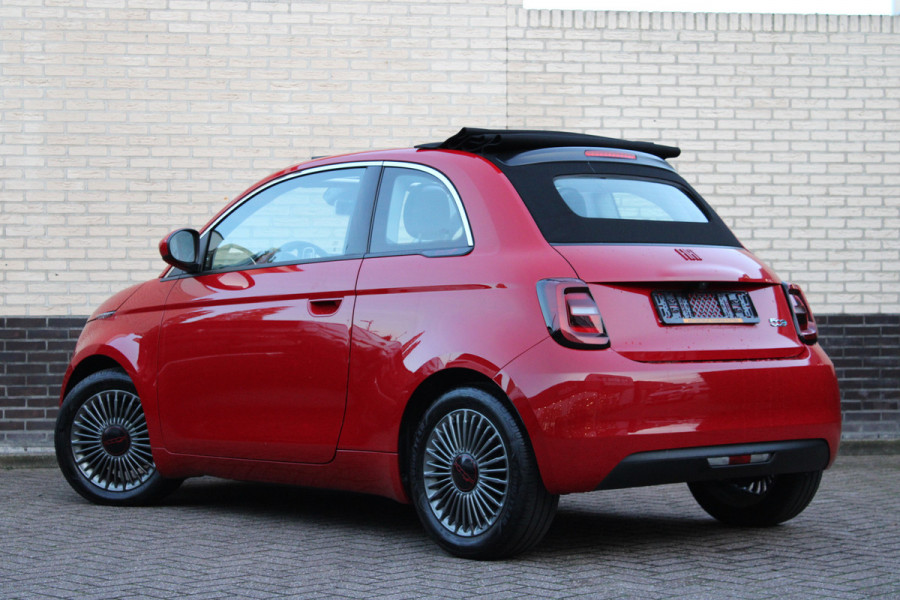 Fiat 500 RED 42 kWh | Navigatie | Winterpack | Red edition Actieweken 1 t/m 15 november!