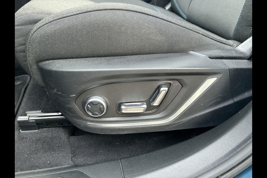 Lynk & Co 01 1.5 Plug in Hybrid Black Line| SkyRoof | Camera | Climate Pack | Pilot Assist | Park Assist | Carplay Android auto