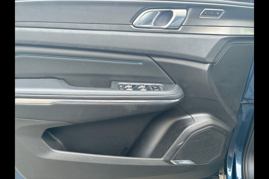 Lynk & Co 01 1.5 Plug in Hybrid Black Line| SkyRoof | Camera | Climate Pack | Pilot Assist | Park Assist | Carplay Android auto