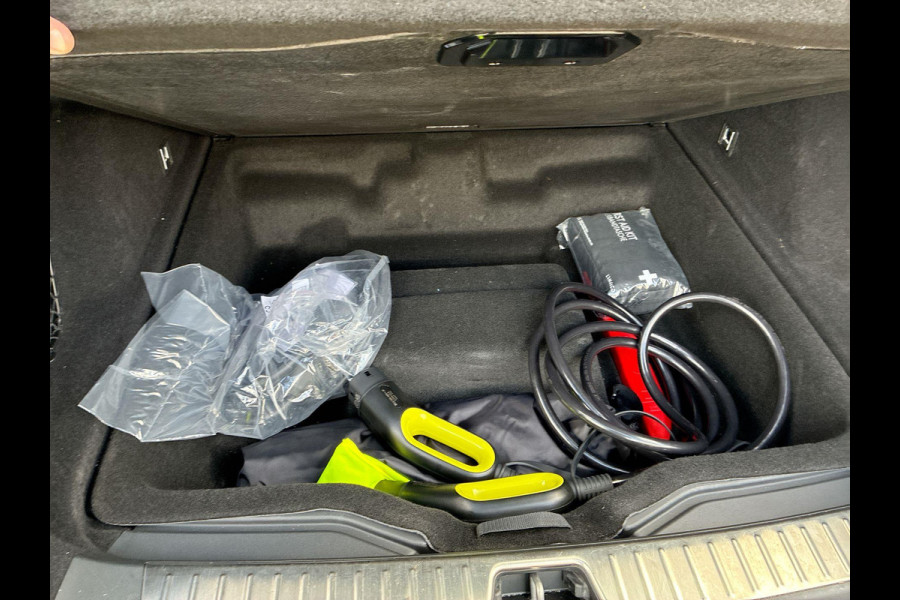 Lynk & Co 01 1.5 Plug in Hybrid Black Line| SkyRoof | Camera | Climate Pack | Pilot Assist | Park Assist | Carplay Android auto