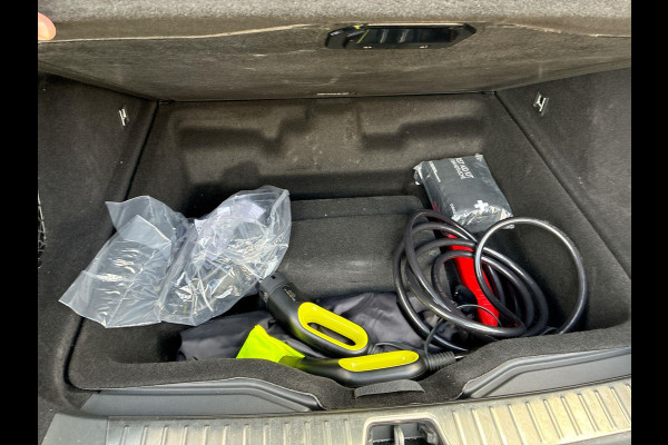 Lynk & Co 01 1.5 Plug in Hybrid Black Line| SkyRoof | Camera | Climate Pack | Pilot Assist | Park Assist | Carplay Android auto