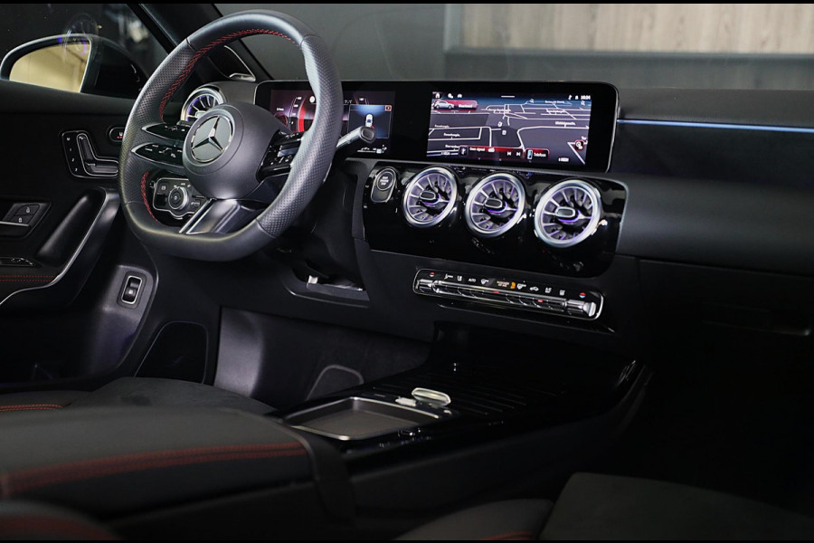 Mercedes-Benz A-Klasse 250 e AMG 45 Look / Memory / Elek Stoelen / Acc / Head Up / 360 Camera / Pano / 18 Inch