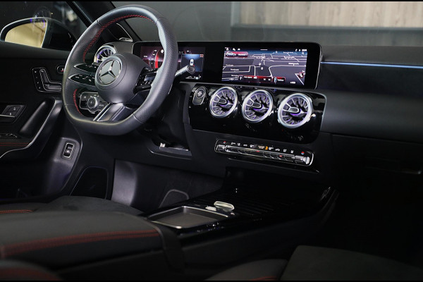 Mercedes-Benz A-Klasse 250 e AMG 45 Look / Memory / Elek Stoelen / Acc / Head Up / 360 Camera / Pano / 18 Inch