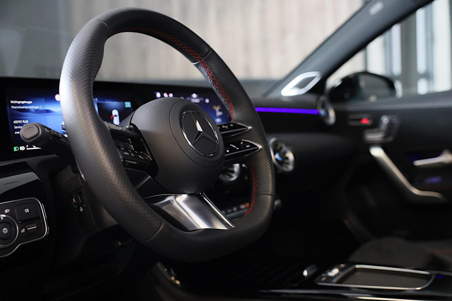 Mercedes-Benz A-Klasse 250 e AMG 45 Look / Memory / Elek Stoelen / Acc / Head Up / 360 Camera / Pano / 18 Inch