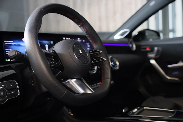 Mercedes-Benz A-Klasse 250 e AMG 45 Look / Memory / Elek Stoelen / Acc / Head Up / 360 Camera / Pano / 18 Inch