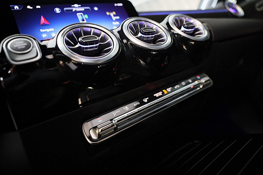 Mercedes-Benz A-Klasse 250 e AMG 45 Look / Memory / Elek Stoelen / Acc / Head Up / 360 Camera / Pano / 18 Inch