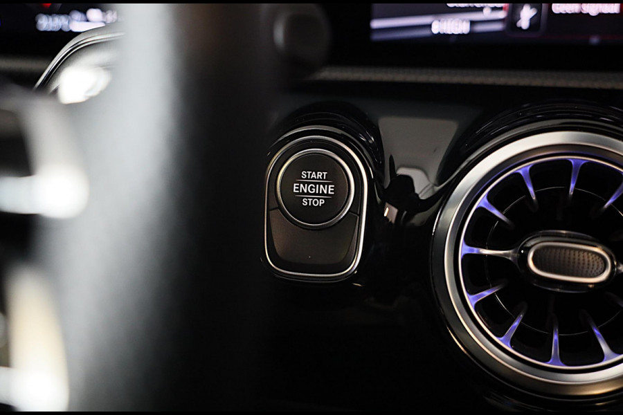 Mercedes-Benz A-Klasse 250 e AMG 45 Look / Memory / Elek Stoelen / Acc / Head Up / 360 Camera / Pano / 18 Inch