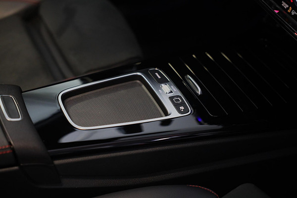 Mercedes-Benz A-Klasse 250 e AMG 45 Look / Memory / Elek Stoelen / Acc / Head Up / 360 Camera / Pano / 18 Inch