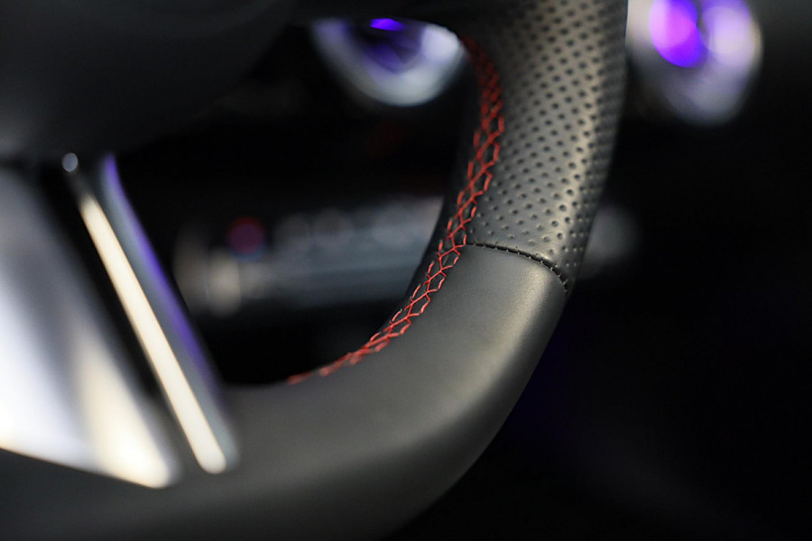 Mercedes-Benz A-Klasse 250 e AMG 45 Look / Memory / Elek Stoelen / Acc / Head Up / 360 Camera / Pano / 18 Inch