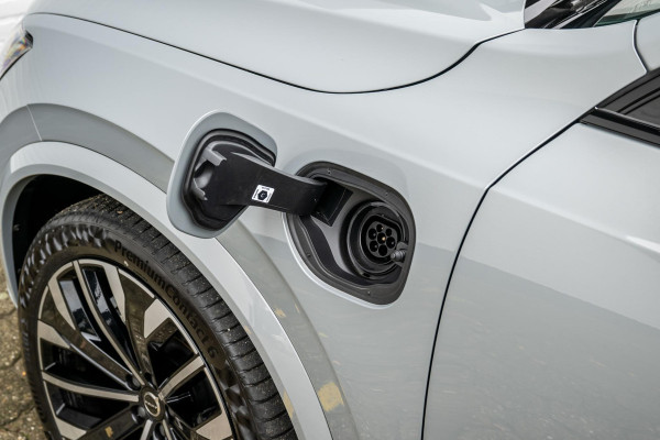 Volvo XC90 2.0 T8 AWD Plus Dark Luchtvering Stoelventilatie