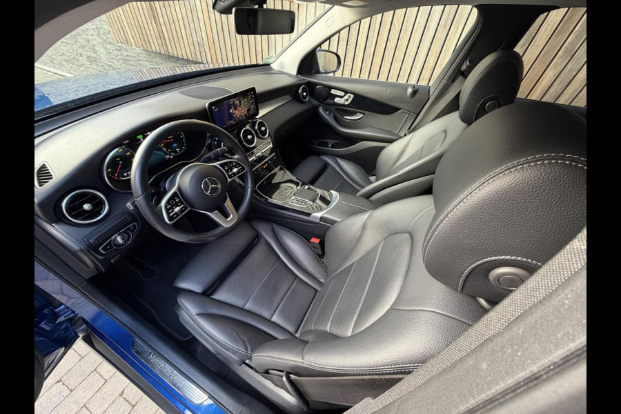 Mercedes-Benz GLC 300e 4MATIC Automaat | Vol leer | LED verlichting | Stoelverwarming | Elektrisch verstelbare stoelen | Blauw metallic | Climate