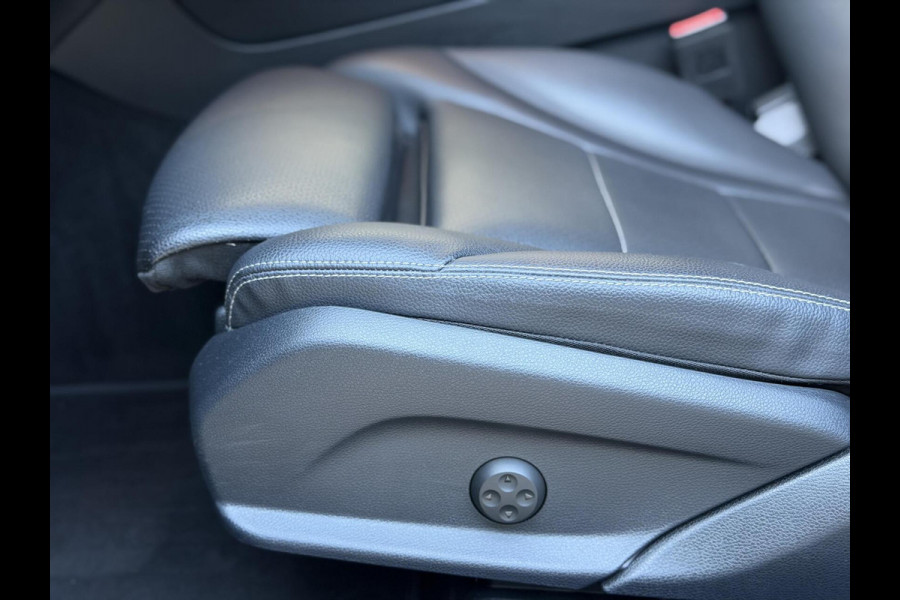 Mercedes-Benz GLC 300e 4MATIC Automaat | Vol leer | LED verlichting | Stoelverwarming | Elektrisch verstelbare stoelen | Blauw metallic | Climate