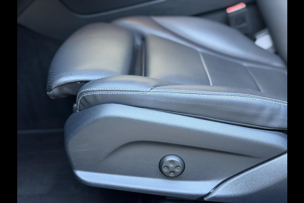 Mercedes-Benz GLC 300e 4MATIC Automaat | Vol leer | LED verlichting | Stoelverwarming | Elektrisch verstelbare stoelen | Blauw metallic | Climate