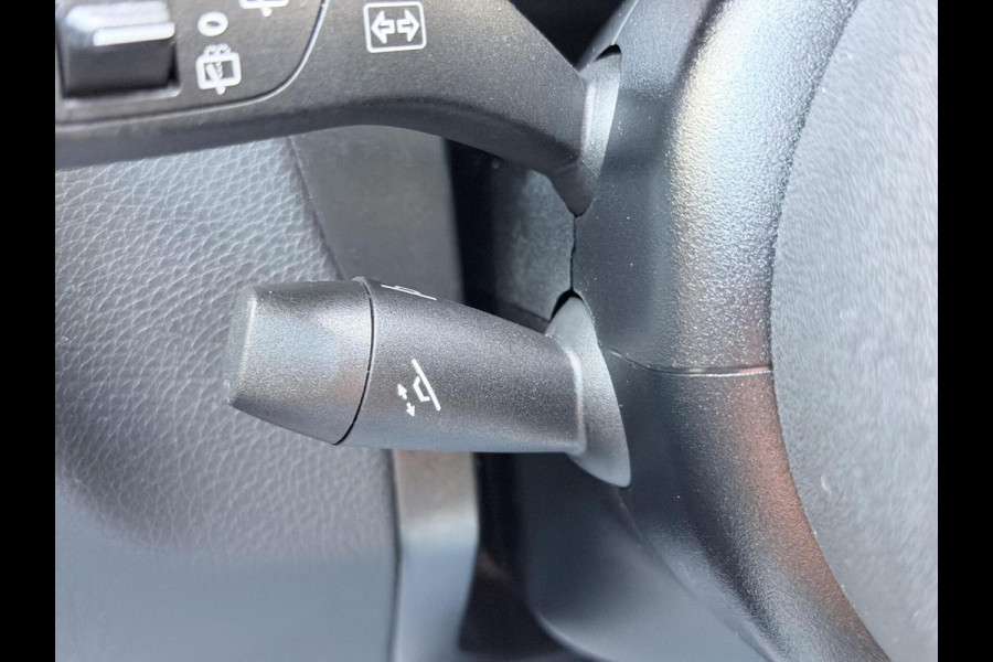 Mercedes-Benz GLC 300e 4MATIC Automaat | Vol leer | LED verlichting | Stoelverwarming | Elektrisch verstelbare stoelen | Blauw metallic | Climate