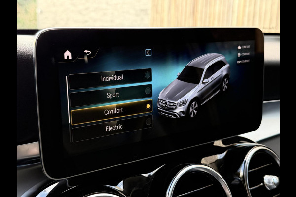 Mercedes-Benz GLC 300e 4MATIC Automaat | Vol leer | LED verlichting | Stoelverwarming | Elektrisch verstelbare stoelen | Blauw metallic | Climate