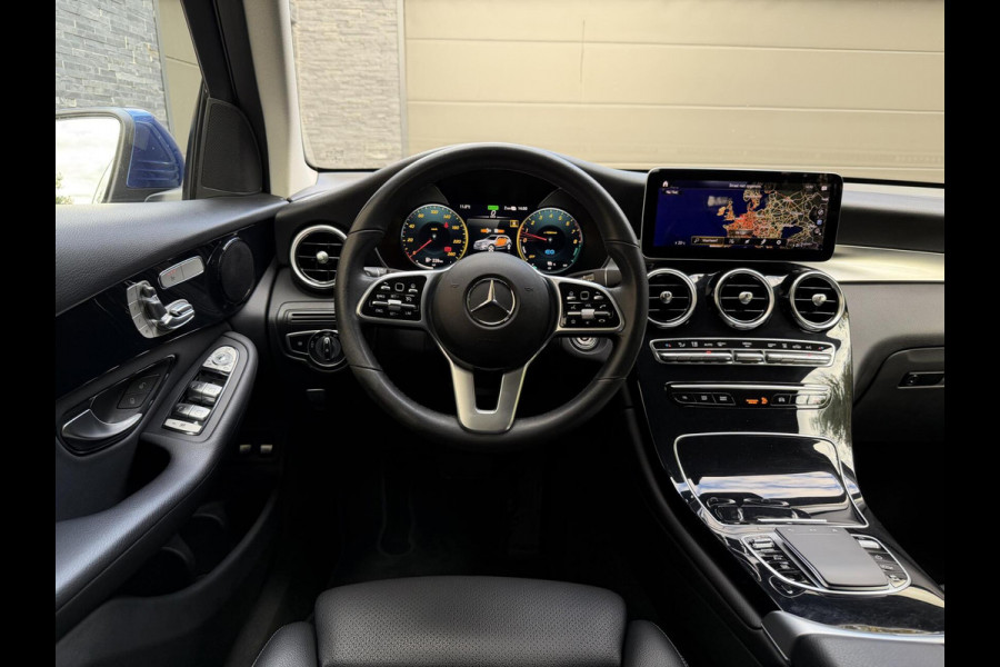 Mercedes-Benz GLC 300e 4MATIC Automaat | Vol leer | LED verlichting | Stoelverwarming | Elektrisch verstelbare stoelen | Blauw metallic | Climate