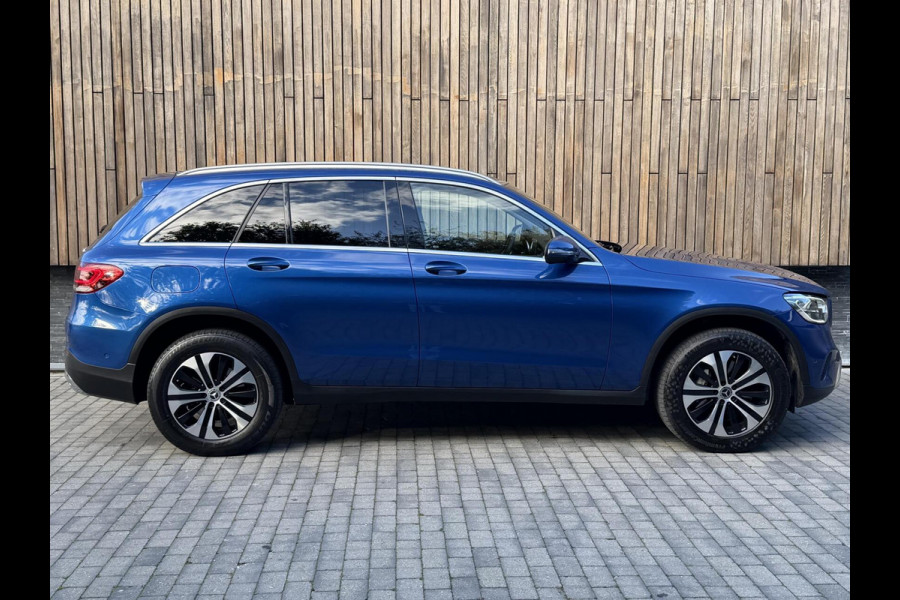 Mercedes-Benz GLC 300e 4MATIC Automaat | Vol leer | LED verlichting | Stoelverwarming | Elektrisch verstelbare stoelen | Blauw metallic | Climate