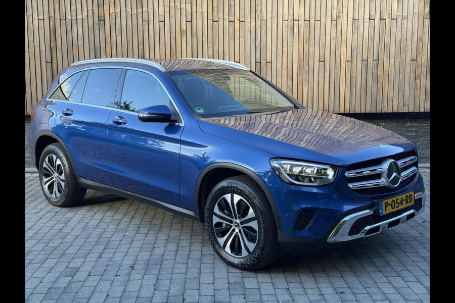 Mercedes-Benz GLC 300e 4MATIC Automaat | Vol leer | LED verlichting | Stoelverwarming | Elektrisch verstelbare stoelen | Blauw metallic | Climate
