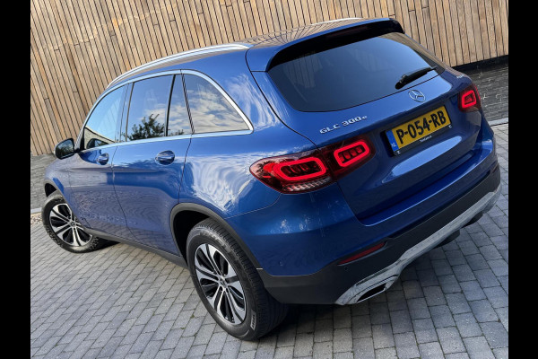 Mercedes-Benz GLC 300e 4MATIC Automaat | Vol leer | LED verlichting | Stoelverwarming | Elektrisch verstelbare stoelen | Blauw metallic | Climate