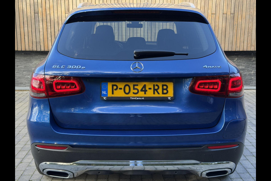 Mercedes-Benz GLC 300e 4MATIC Automaat | Vol leer | LED verlichting | Stoelverwarming | Elektrisch verstelbare stoelen | Blauw metallic | Climate